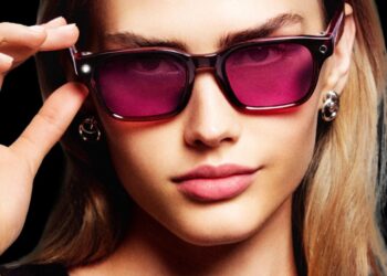 تصویری از عینک هوشمند متا روی صورت کاربر