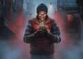 تصویر تبلیغاتی بازی Silent Hill: Townfall؛ مردی با کلاه بافتنی و عینک، دستگاهی را در دست گرفته و در خیابانی مهآلود با نورهای قرمز ایستاده است