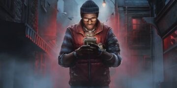 تصویر تبلیغاتی بازی Silent Hill: Townfall؛ مردی با کلاه بافتنی و عینک، دستگاهی را در دست گرفته و در خیابانی مه‌آلود با نورهای قرمز ایستاده است