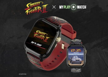 دو ساعت هوشمند با تم Street Fighter II؛ ساعت بزرگ‌تر لوگوی بازی را روی نمایشگر نشان می‌دهد و ساعت کوچک‌تر تصویری از یک خودرو دارد.