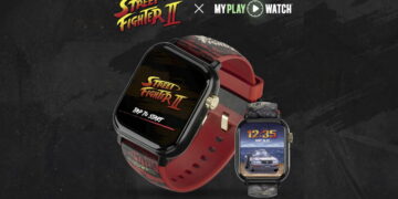 دو ساعت هوشمند با تم Street Fighter II؛ ساعت بزرگ‌تر لوگوی بازی را روی نمایشگر نشان می‌دهد و ساعت کوچک‌تر تصویری از یک خودرو دارد.