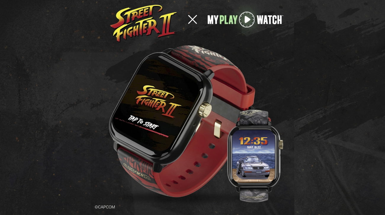 دو ساعت هوشمند با تم Street Fighter II؛ ساعت بزرگتر لوگوی بازی را روی نمایشگر نشان میدهد و ساعت کوچکتر تصویری از یک خودرو دارد.