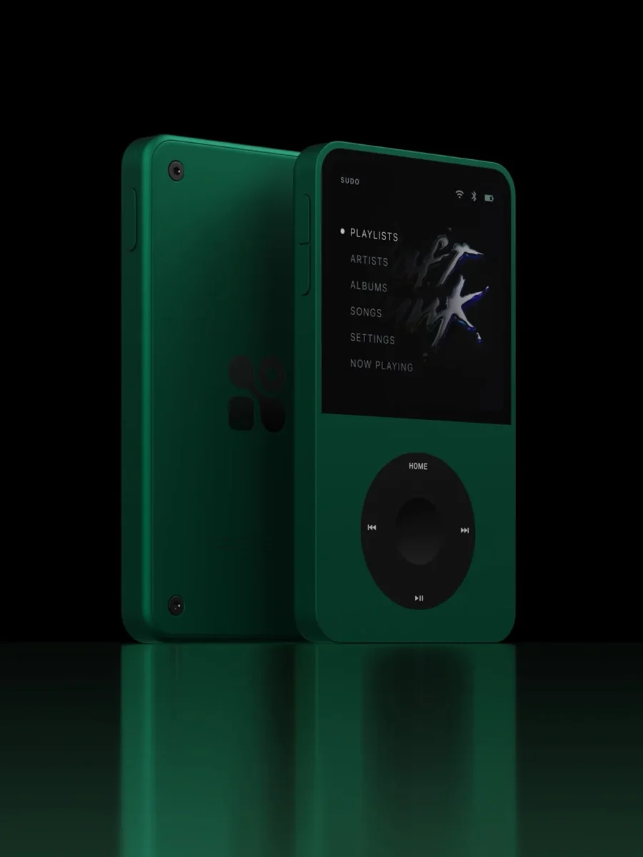 همان ترکیب دو پخشکننده موسیقی دستی با طراحی الهامگرفته از iPod Classic، این بار به رنگ سبز تیره؛ نمایشگر منوی Sudo با آلبومآرت Daft Punk روی پسزمینه سیاه و بازتاب سبز دستگاه روی سطوح براق.