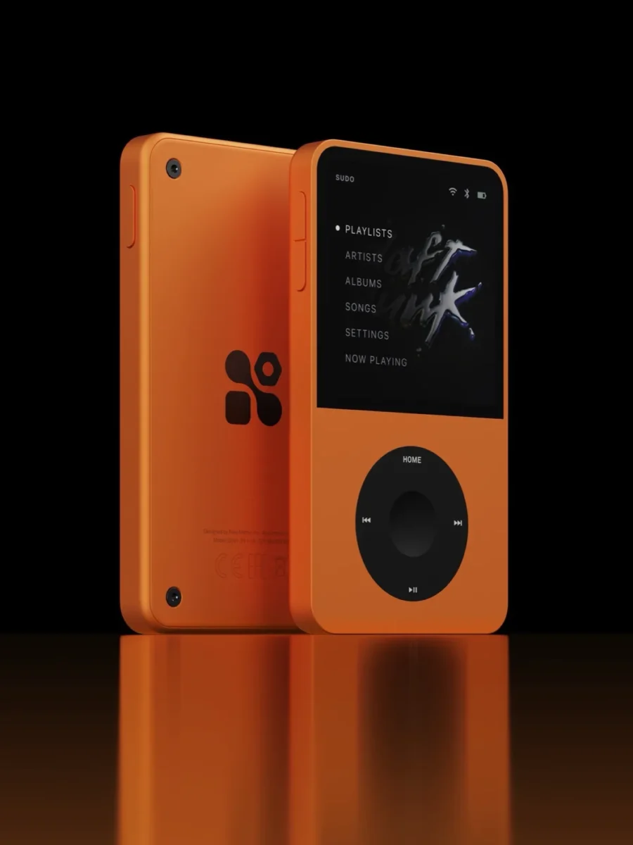 دو دستگاه پخش موسیقی دستی نارنجی با طراحی شبیه iPod Classic روی پسزمینه سیاه؛ دستگاه جلویی نمایشگر منوی Sudo با گزینههای Playlists و Artists و Albums را نشان میدهد و دستگاه پشتی لوگوی سیاه برند روی بدنه نارنجی دارد.