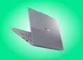 لپ‌تاپ نقره‌ای لنوو ThinkBook با پس‌زمینه سبز، در حال نمایش طراحی دو‌تکه و لوگوی لنوو روی درب.