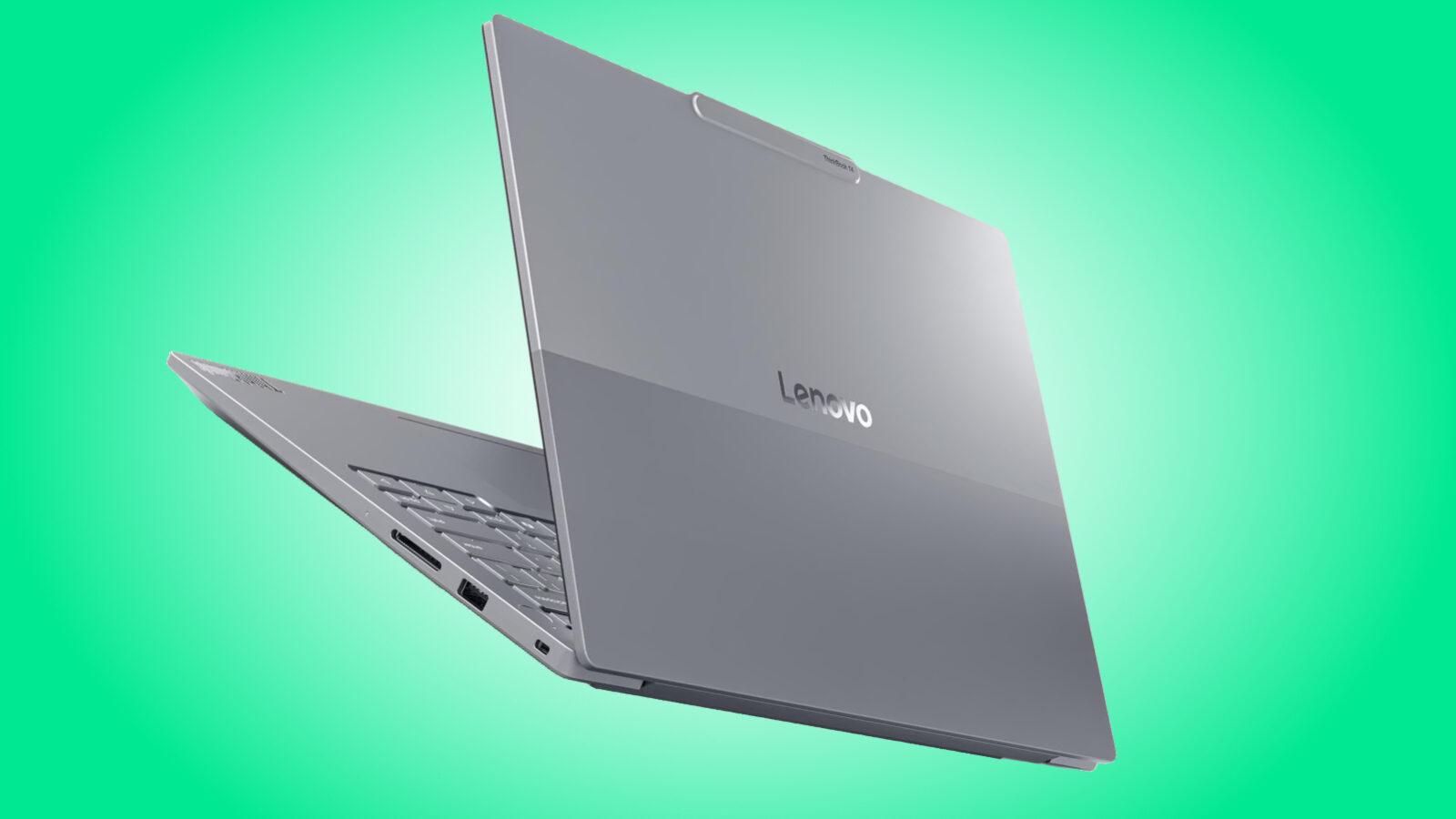 لپتاپ نقرهای لنوو ThinkBook با پسزمینه سبز، در حال نمایش طراحی دوتکه و لوگوی لنوو روی درب.