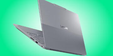 لپ‌تاپ نقره‌ای لنوو ThinkBook با پس‌زمینه سبز، در حال نمایش طراحی دو‌تکه و لوگوی لنوو روی درب.