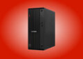 نمای سهرخ کیس لنوو ThinkCentre با بدنه مشکی، خطوط عمودی شیاردار روی پنل جلو و لوگوی قرمز شاخص ThinkCentre در پسزمینهای به رنگ قرمز و مشکی.