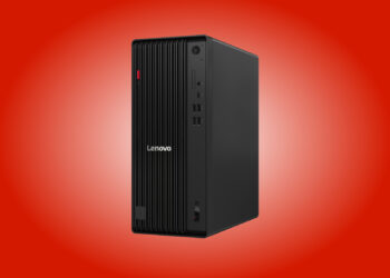 نمای سه‌رخ کیس لنوو ThinkCentre با بدنه مشکی، خطوط عمودی شیاردار روی پنل جلو و لوگوی قرمز شاخص ThinkCentre در پس‌زمینه‌ای به رنگ قرمز و مشکی.