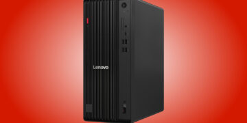 نمای سهرخ کیس لنوو ThinkCentre با بدنه مشکی، خطوط عمودی شیاردار روی پنل جلو و لوگوی قرمز شاخص ThinkCentre در پسزمینهای به رنگ قرمز و مشکی.