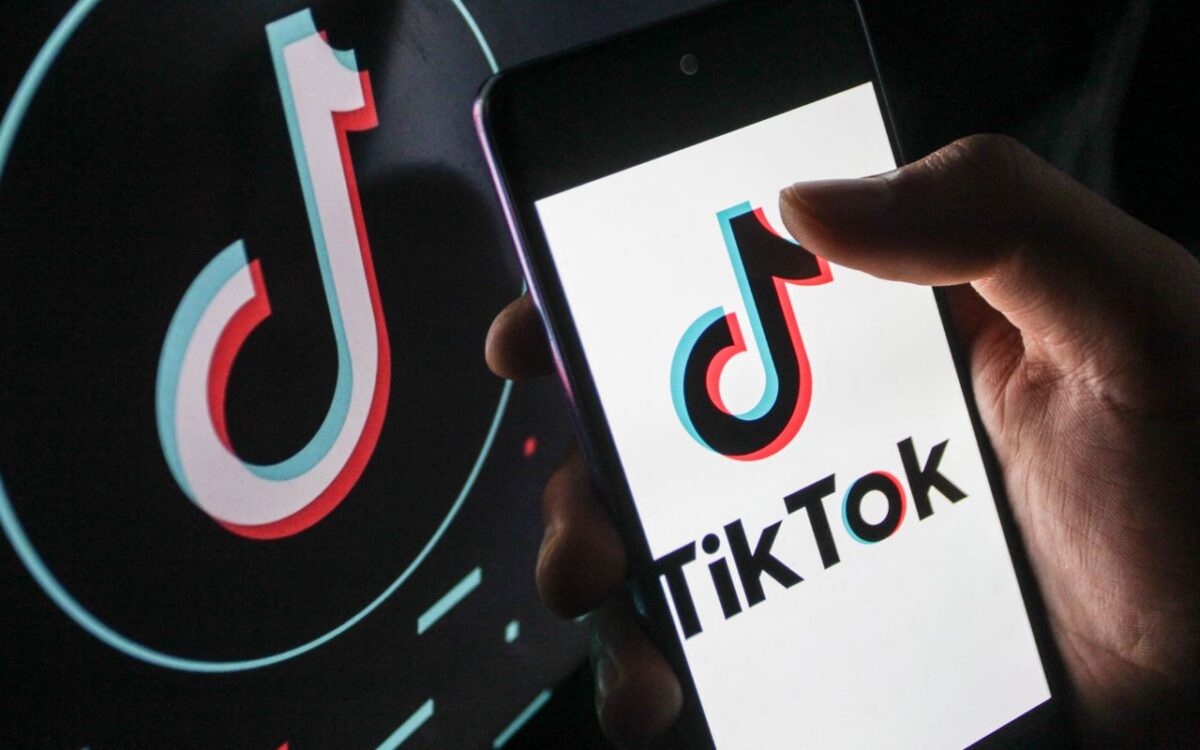 تصویری از لوگوی تیکتاک روی تلفن همراه