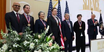 تصویری از ترامپ و مدیران فناوری در مراسم اهدای نشانهای ملی علوم و فناوری آمریکا