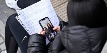 تصویر مرتبط با محدودیت سنی شبکههای اجتماعی ترکیه و استفاده یک نوجوان از شبکه های اجتماعی در تلفن همراه خود