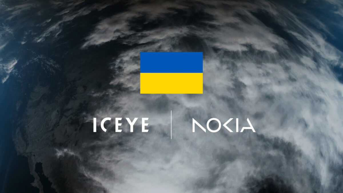پرچم اوکراین در کنار لوگوهای شرکتهای ICEYE و نوکیا بر فراز تصویر ماهوارهای زمین، به مناسبت توافق برای توسعه شبکه ماهوارهای اختصاصی اوکراین