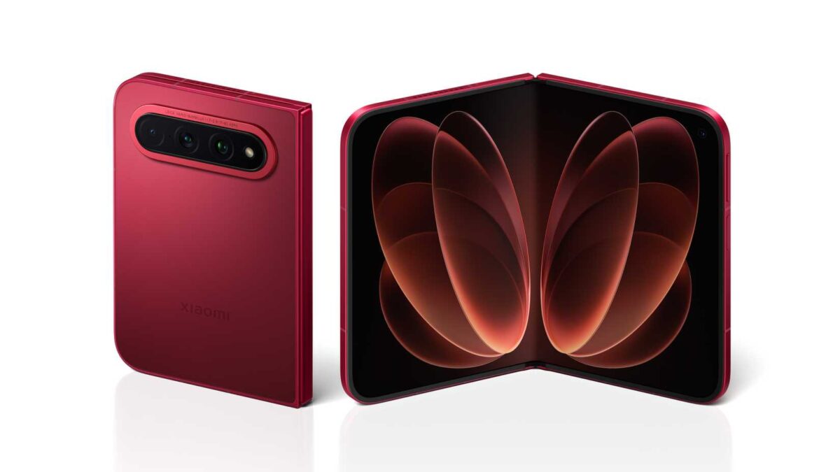 گوشی تاشوی قرمز Xiaomi در دو حالت بسته و باز؛ نمای باز، نمایشگر داخلی بزرگ آن را با تصویر زمینهی تیره نشان میدهد.