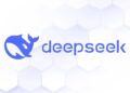 لوگوی آبیرنگ دیپسیک (DeepSeek) شامل تصویر فانتزی یک نهنگ و نام برند در پسزمینه سفید با الگوی ششضلعی.