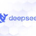 لوگوی آبی‌رنگ دیپ‌سیک (DeepSeek) شامل تصویر فانتزی یک نهنگ و نام برند در پس‌زمینه سفید با الگوی شش‌ضلعی.