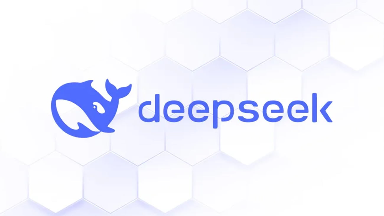 لوگوی آبیرنگ دیپسیک (DeepSeek) شامل تصویر فانتزی یک نهنگ و نام برند در پسزمینه سفید با الگوی ششضلعی.